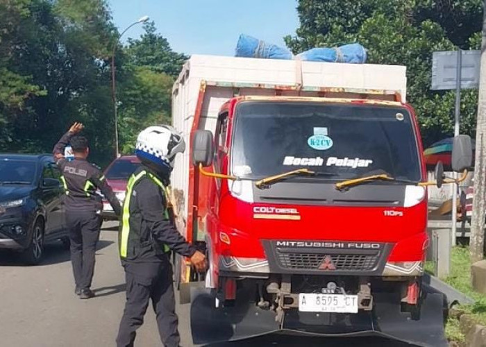 Polisi Putar Balikan Truk Muatan Hebel di Jalur Puncak