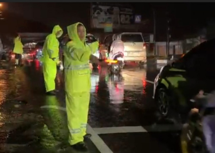 Kehujanan di Jalur Mudik, Kasat Lantas Polresta Bandung Jalan Kaki 1 KM Guna Ungkap Penyebab Kemacetan