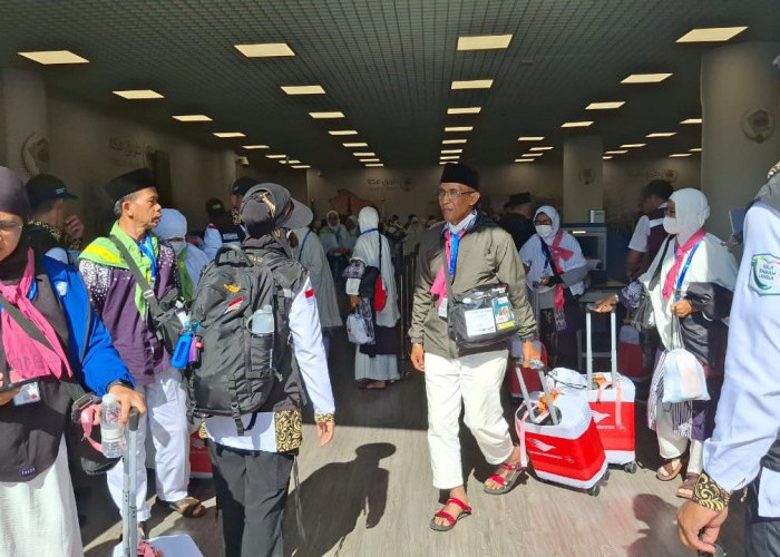 Kedatangan Jemaah Haji Indonesia Gelombang Pertama di Bandara Madinah, Terdiri Dari 388 Jemaah