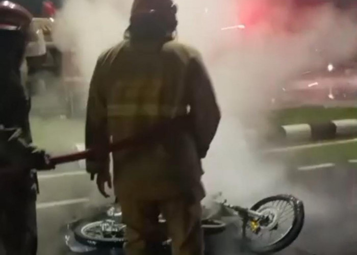 Motor RX King Terbakar, Pengendara Tinggalkan Motor dan Rekannya di Lokasi