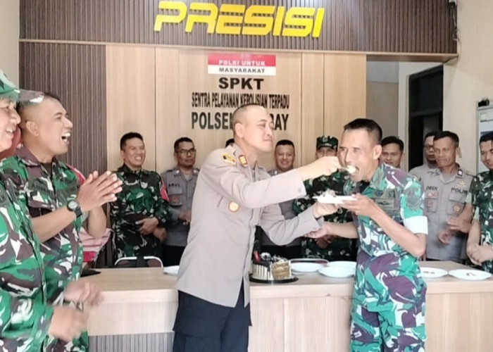 Hari Bhayangkara ke-80, Koramil Beri Kue Ultah untuk Polsek Ciparay: Tingkatkan Sinergitas TNI dan Polri