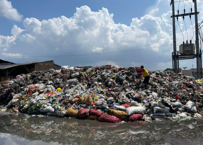 Sampah Kembali Menggunung di Pasar Baleendah