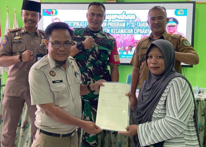 ATR BPN Kabupaten Bandung Serahkan Ratusan Sertifikat Milik Warga Gunungleutik Melalui PTSL Secara Gratis