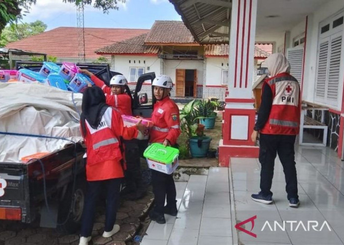 PMI Cianjur Salurkan 890 Paket Bantuan untuk Korban Pergerakan Tanah