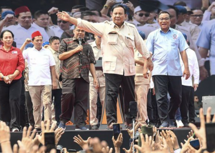 Presiden Prabowo Lepas Baju Safari Saat Lagu Buruh Dinyanyikan di Monas