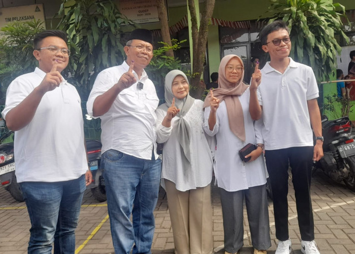  Calon Wali Kota Cimahi Nomor 1, Dikdik Suratno, Nyoblos Bersama Keluarga di TPS 14   