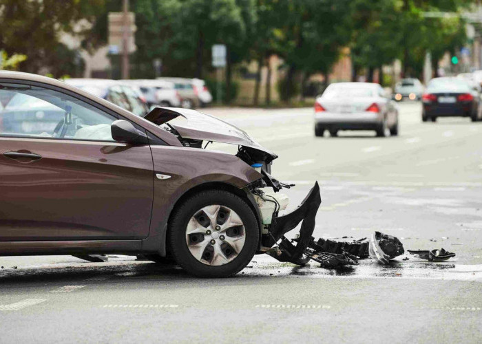 Pemotor Tewas Usai Tabrak Mobil di Karadenan