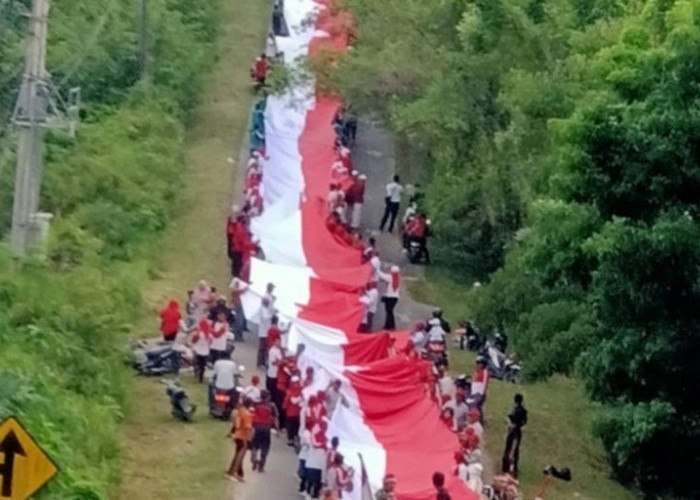 Rayakan HUT RI ke-77, Warga Jambi Bentangkan Bendera Merah Putih Sepanjang 2500 Meter oleh 7500 Orang