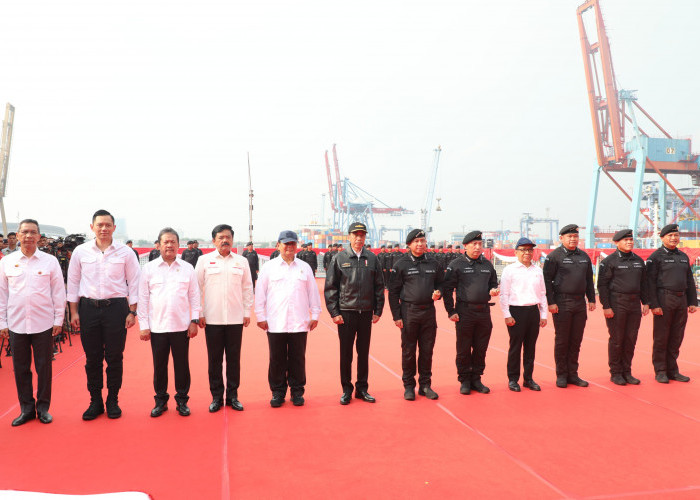 Presiden Jokowi dan Menteri AHY Terima Brevet Kehormatan Hiu Kencana dari TNI AL