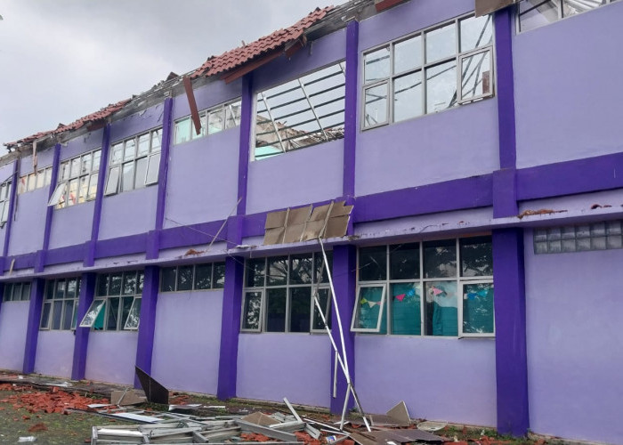 SMAN 2 Gunung Putri Liburkan KBM Imbas Ruang Kelas Roboh