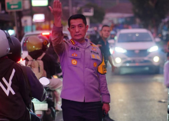 Kapolresta Bandung Turun Langsung Urai Kemacetan di Jalur Wisata Pacira