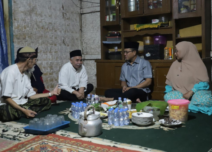 Bupati Bandung Bersama Bunda Bedas Laksanakan Program Bunga Desa dengan Menginap di Rumah Warga