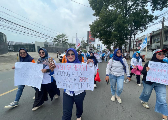 Protes Kenaikan Harga BBM, Ribuan Buruh Geruduk Gedung DPRD KBB