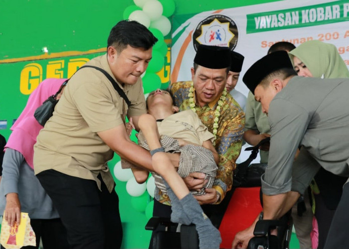 Peringatan Isro Mikraj, Bupati Bandung Santuni 200 Anak Yatim Piatu dan Serahkan Kursi Roda