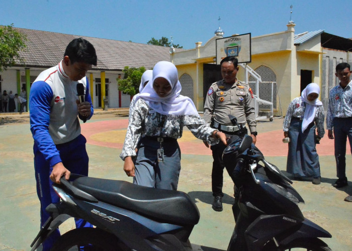 DAM Edukasi Pelajar SMAN 1 Cipeundeuy Jadi Pelopor #Cari_Aman di Jalan