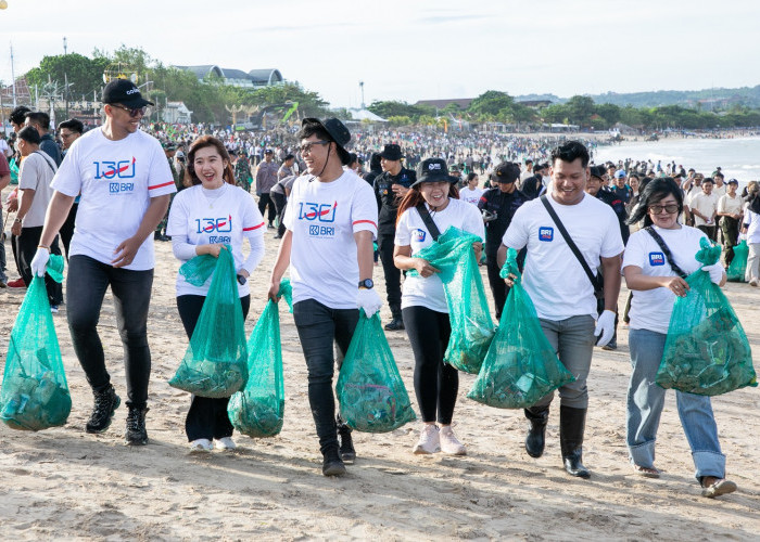 Dukung Gerakan Indonesia ASRI, BRI Peduli Ajak Masyarakat Bersih-bersih Pantai untuk Lingkungan Berkelanjutan 
