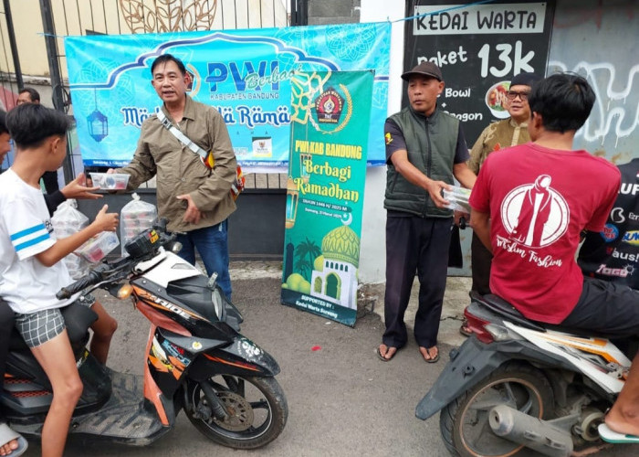 Berbagi di Bulan Ramadhan, PWI Kabupaten Bandung Bagikan Ratusan Paket Takjil Kepada Warga 