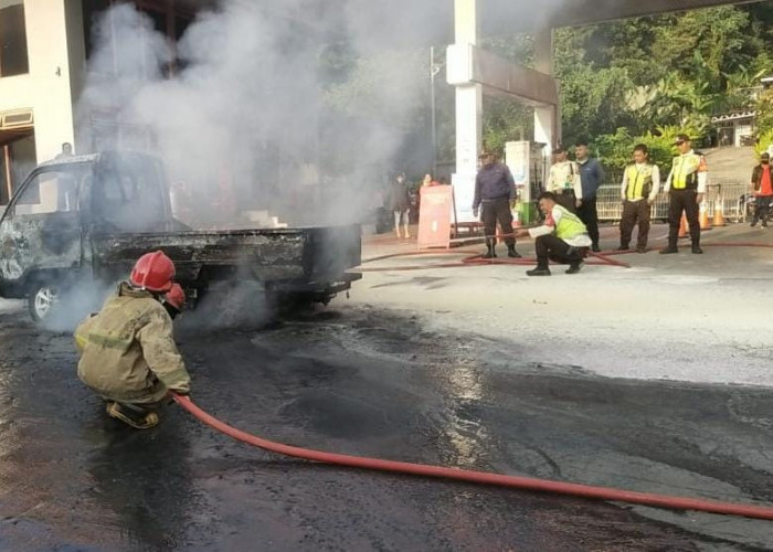 Mobil Terbakar Saat Antre di SPBU Sentul
