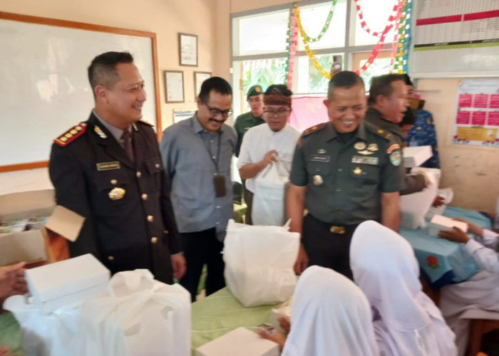 Disambut Antusiasme Siswa, TNI dan Polri Sosialisasikan Makan Bergizi Gratis di Kabupaten Bandung