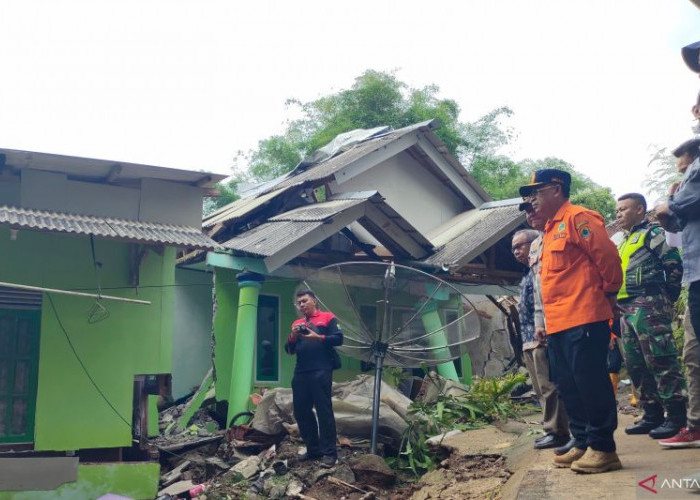 Pemkab Cianjur Turunkan Alat Berat untuk Buka Kembali Jalan Utama Menuju Selatan Cianjur yang Tertutup Longsor