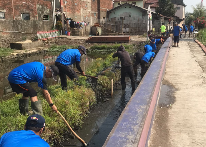  Kawasan Rawan Banjir, Pentahelix Dayeuhkolot Gerakkan Warga Bersihkan Saluran Air di Citeureup