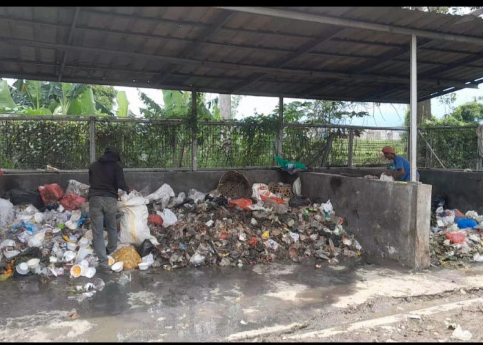 Aroma Busuk Tumpukan Sampah di TPPS Ciparay Dikeluhkan Pedagang dan Pembeli