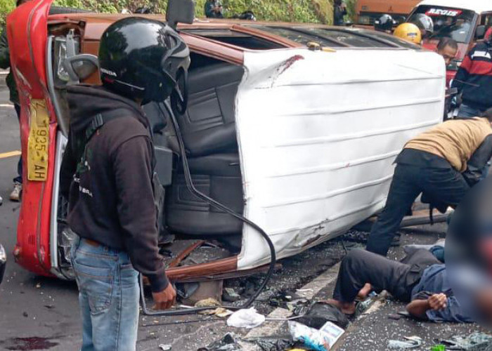 Kecelakaan Angkot Tabrak 2 Motor di Cadas Pangeran, Penumpang Sampai Merangkak