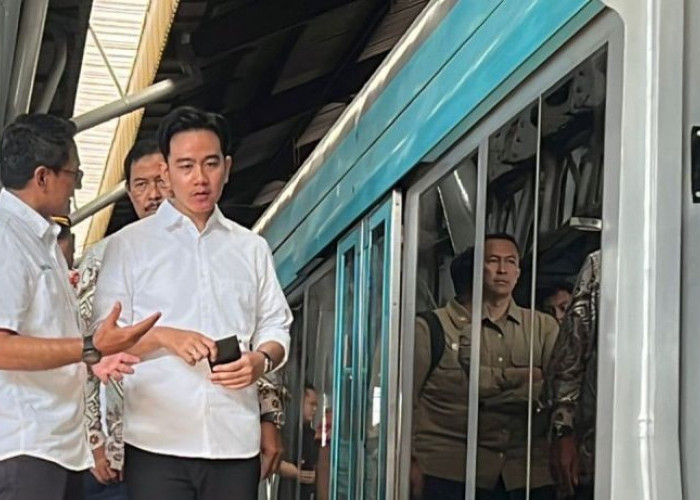 Wakil Presiden Tinjau Uji Coba Battery Tram di Stasiun Purwosari