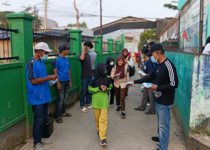 Bersama Mahasiswa Telkom dan PRIMA,Pentahelix Dayeuhkolot Bagikan Ratusan Masker : Lindungi Saluran Pernapasan