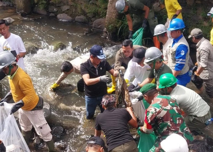Menteri LH Bersihkan Sampah Sungai di Hulu DAS Ciliwung: Bahagia Sekali