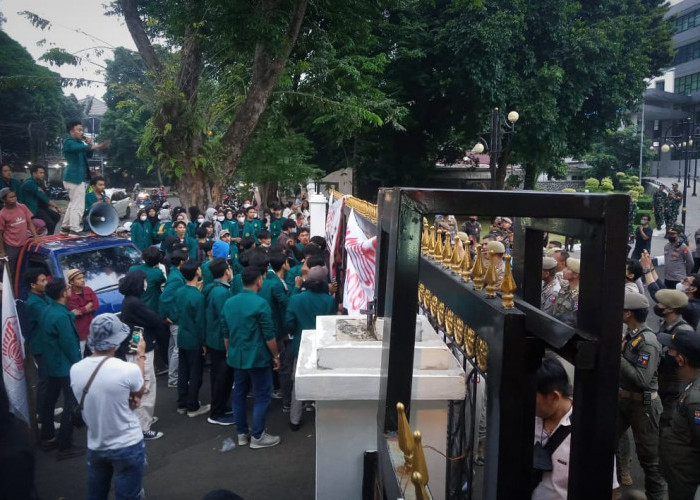 Sempat Dijaga Ketat, Massa Aksi Tolak Kenaikan BBM di Bogor Berhasil Masuk ke Gedung DPRD