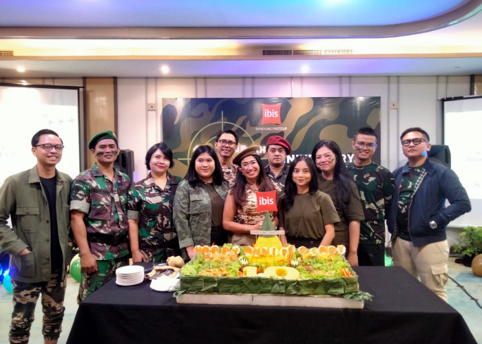 Rayakan Ulang Tahun ke-10, Ibis Bandung Pasteur Kompak Pakai Army Looks