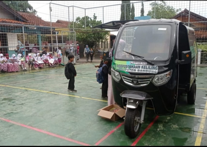 Bupati Bandung Beri BPJS Ketenagakerjaan dan Honorarium bagi Para Operator Motor Baca di Tiap Kecamatan