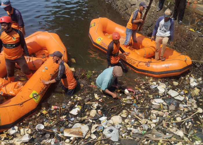DLH Kabupaten Bogor Bersihkan Situ Cikaret, Hampir Sentuh 8 Kubik Sampah