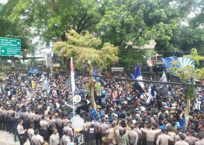 Ribuan Bobotoh Geruduk Graha Persib Bandung