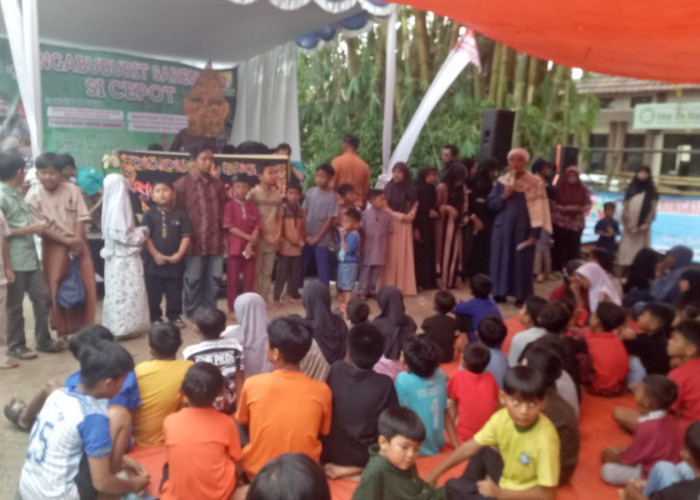 Insan Pers Bareng Si Cepot Bagi Takjil Gratis Di RW 04 Mulyasari Desa Gandasari 