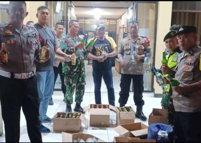 Ops KRYD Jelang Malam Tahun Baru 2025, TNI dan Polri Amankan Ratusan Botol Miras di Pameungpeuk Bandung