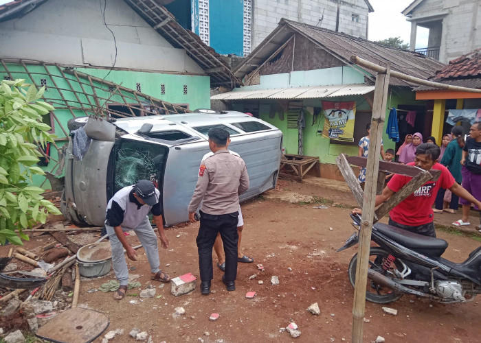 Mobil Grand Max Hantam Rumah Warga di Bogor  Seorang Nenek Tewas Tertimpa