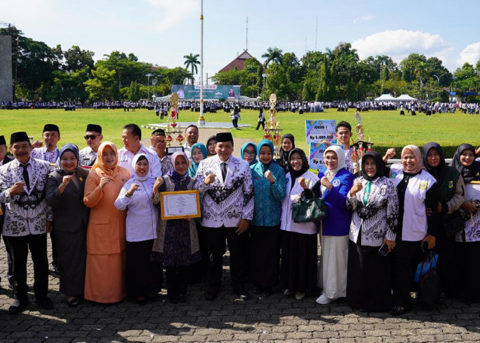 Hari Guru Nasional, PJ Bupati Bogor Beri Penghargaan untuk Guru Berprestasi