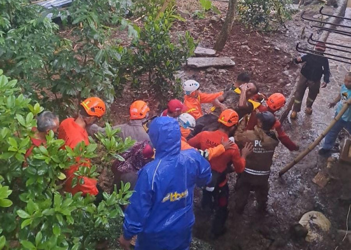 Sedang Membangun TPT, 6 Pekerja Tertimbun Tanah di Desa Cisempur Sumedang 