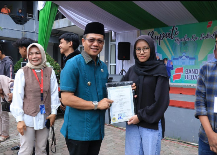 Kado Akhir Tahun 2024, Bupati Bandung Bagikan 8.305 Lembar Ijazah yang Tertahan di Sekolah Secara Gratis