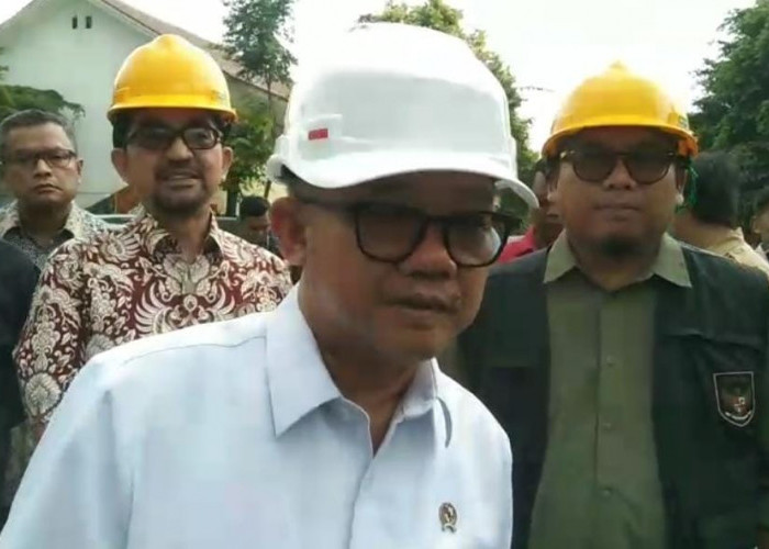 Usai Atap Bangunan Runtuh, Mendikdasmen Sambangi SMKN 1 Cileungsi Siapkan 3 Tenda