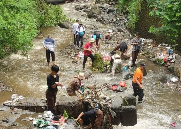 Sebanyak 20 Ton Sampah Memadati Sungai di Puncak Cianjur Akibat Ulah Warga