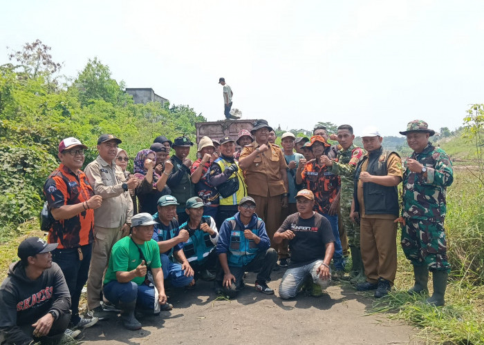 Pameungpeuk Berdasi: Aksi Grebek Sampah Liar demi Wajah Baru Desa Bojongkunci