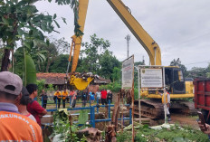 Bersihkan Dam Cikaret Gunakan 13 Truk Pengangkut Sampah dan 1 Beko