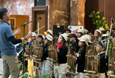 Nenek 83 Tahun Berkompetisi di Pasanggiri Angklung AHM