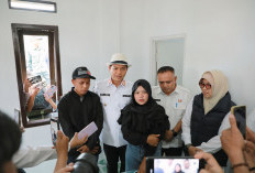 Bupati KDS Hadiahkan Rumah Baru untuk Keluarga Ato dan Desi