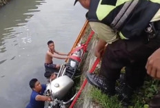 Dinas Pemadam Kebakaran dan Penyelamatan Kabupaten Bogor Evakuasi Motor yang Tercebur ke Kali