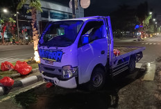 Mobil Pengangkut Ayam Tabrak Tiang PJU dan Pembatas Jalan, Sopir Diduga Kurang Konsentrasi