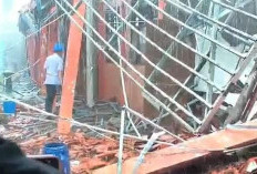 Bangunan SMKN 1 Gunung Putri Roboh Imbas Hujan Deras dan Angin Kencang